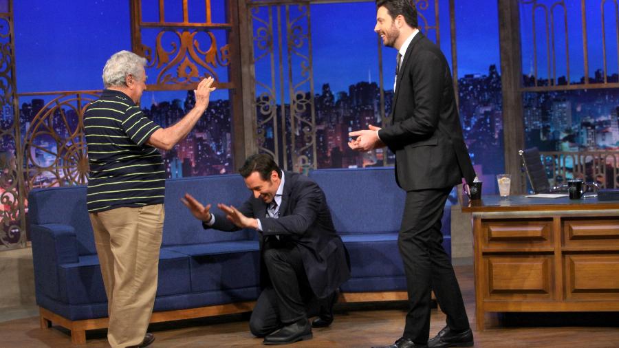 hugh-jackman-reverencia-o-dublador-de-wolverine-no-brasil-isaac-bardavid-durante-programa-the-noite-de-danilo-gentili-1487619471492_v2_900x506